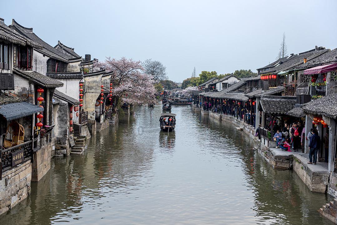 我想搬过去和男朋友在一起他说我们都没定亲结婚呢他说别人嘲笑我 让我女孩子自尊自爱为什么？